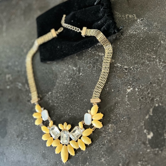 Beautiful statement jewelry piece. Dress up or down it’s GORGEOUS - Picture 4 of 6